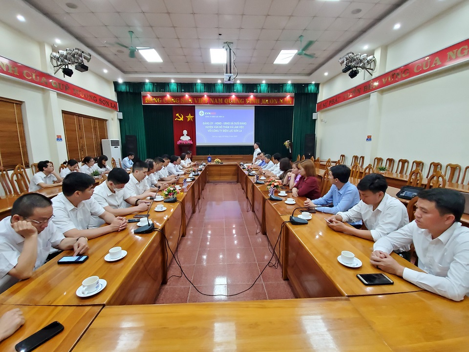 Đoàn công tác Đảng ủy, HĐND, UBND xã Suối Bàng thăm, làm việc với Công ty Điện lực Sơn La